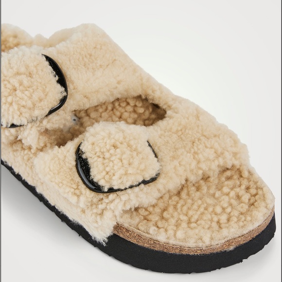 Birkenstock Shoes - BIRKENSTOCK
Arizona Big Buckle Shearling Slide Sandals - Eggshell